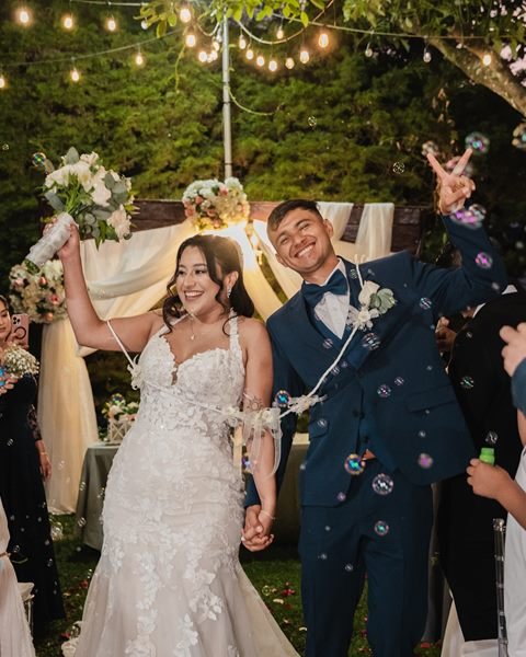 Salida de los novios entre burbujas e invitados
