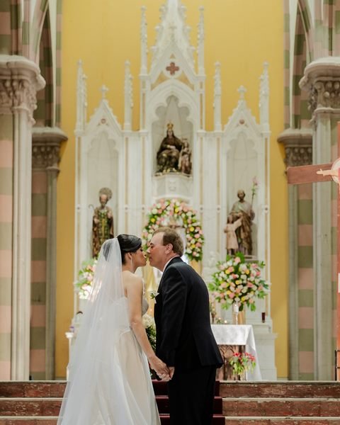 Beso de los novios frente al altar