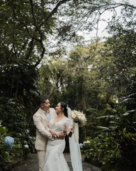 Retrato de los novios en un sendero de jardín
