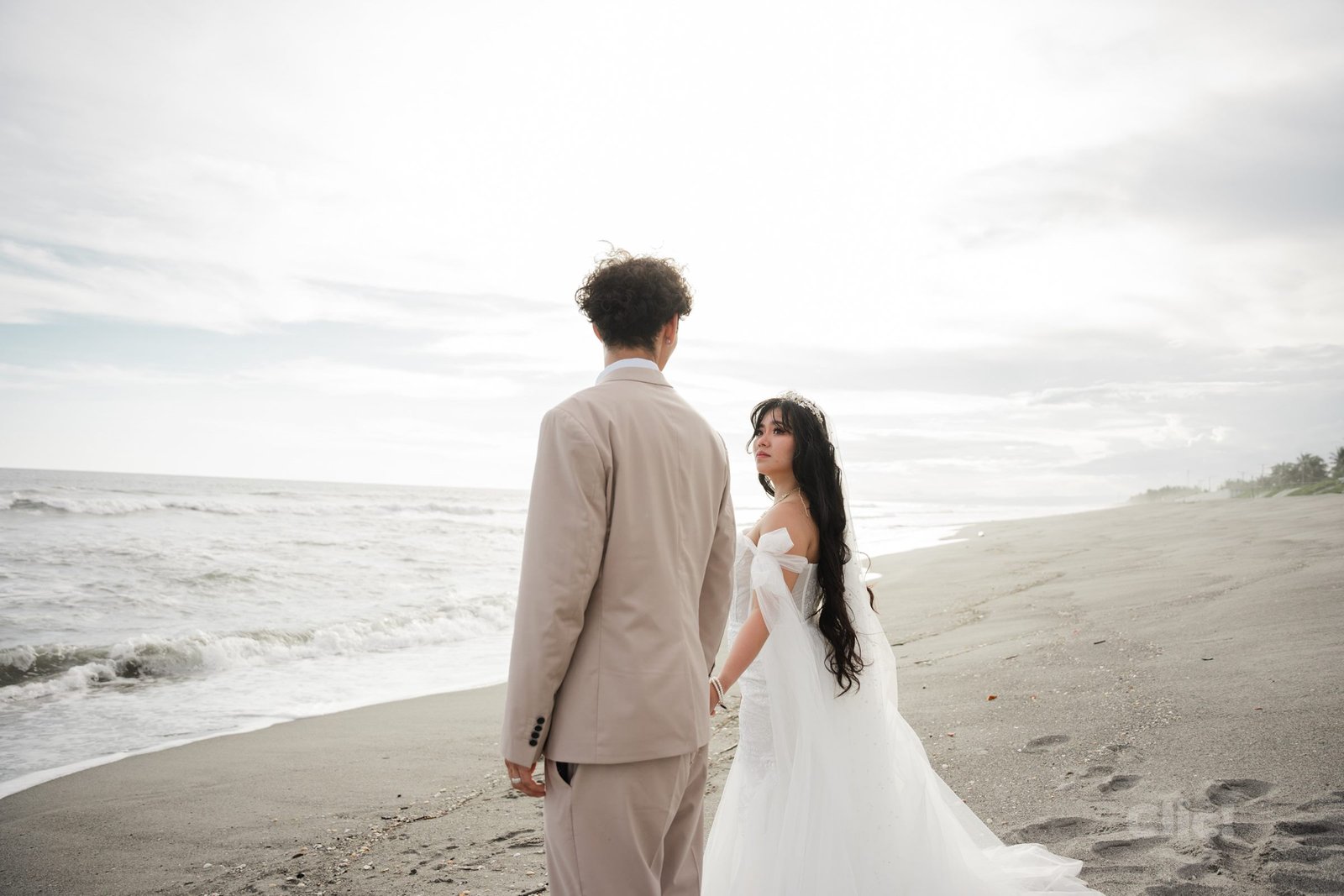 Novios en una playa del Pacífico el día de su boda