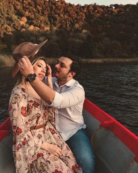 Pareja en una lancha con luz dorada