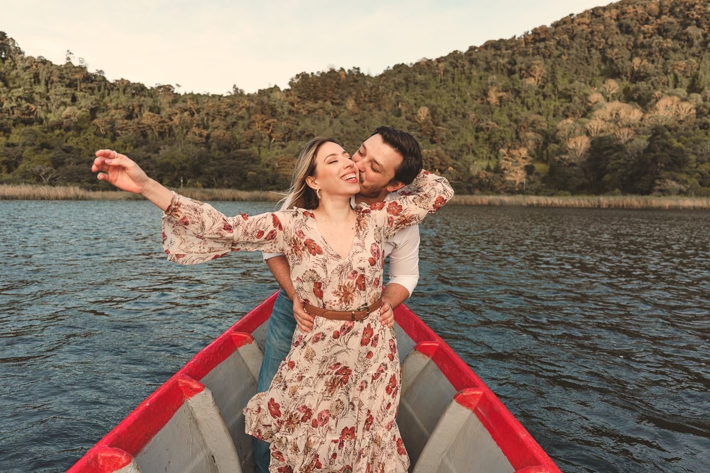 Pareja en una lancha sobre un lago de cráter